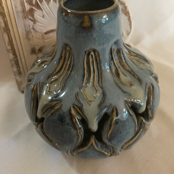 Blue Art Vase - Butterfly Design - Hobby Artist - Picture 6 of 7